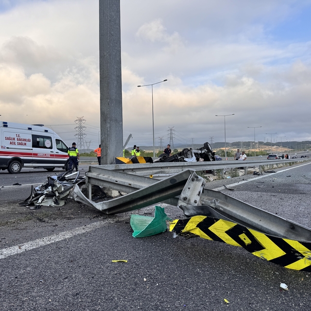 Kuzey Marmara Otoyolu'nda takla atan otomobildeki anne öldü, eşi ve 3 çocuğ...