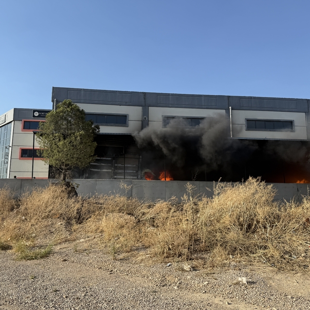 Kemalpaşa'da kamyonette başlayıp fabrikaya sıçrayan yangın söndürüldü