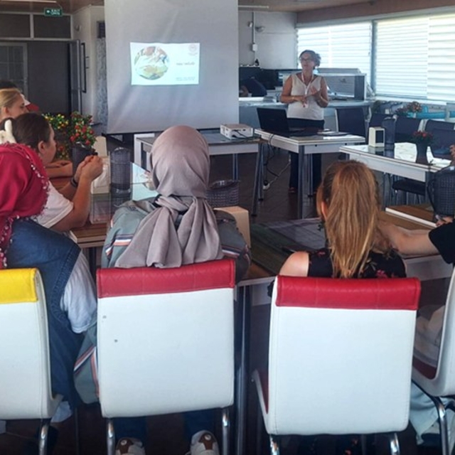 Gelibolu Sağlıklı Hayat Merkezi'nde bakım merkezi personeline eğitim