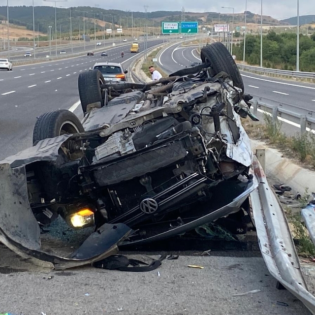 Kuzey Marmara Otoyolu'nda otomobil, yön tabelasına çarptı; 1 ölü, 4 yaralı