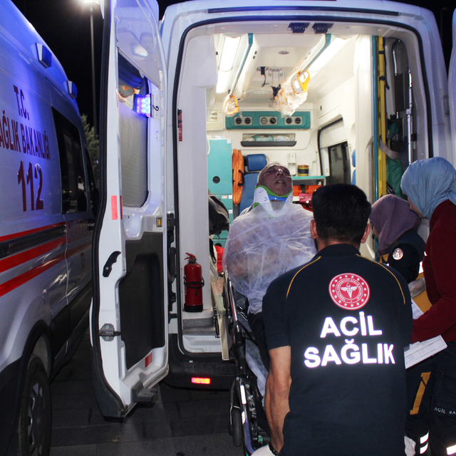 Yüksek sesle müzik dinleyenleri uyardı; göğsünden bıçaklandı