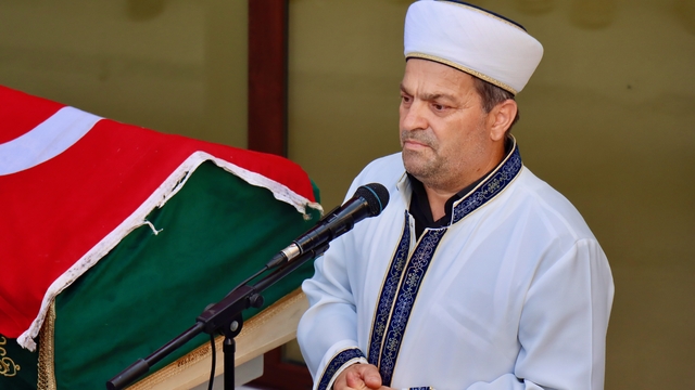 Dil eğitimi için gittiği ABD'de trafik kazasında hayatını kaybeden oğlunun cenaze namazını kıldırdı