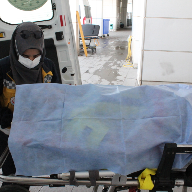 Minibüs ile duvar arasında sıkışan çırak yaralandı