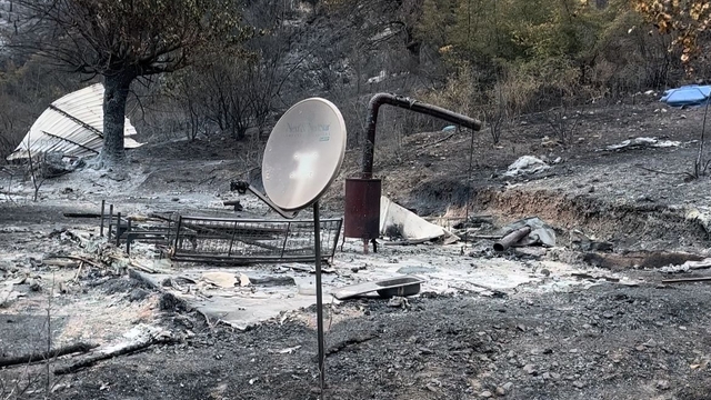 Yanan dağ evinden geriye çanak anten ile soba kaldı