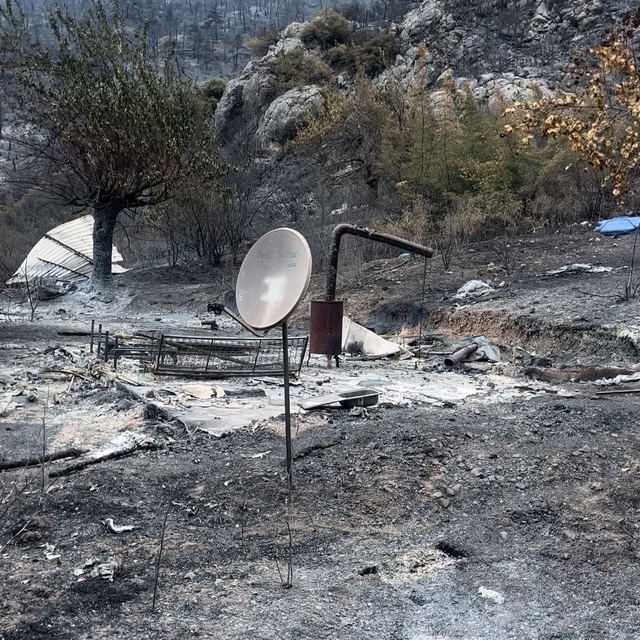 Yanan dağ evinden geriye çanak anten ile soba kaldı