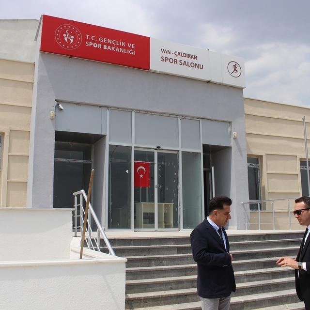 Çaldıran Kaymakamı Bakan, spor tesislerini inceledi