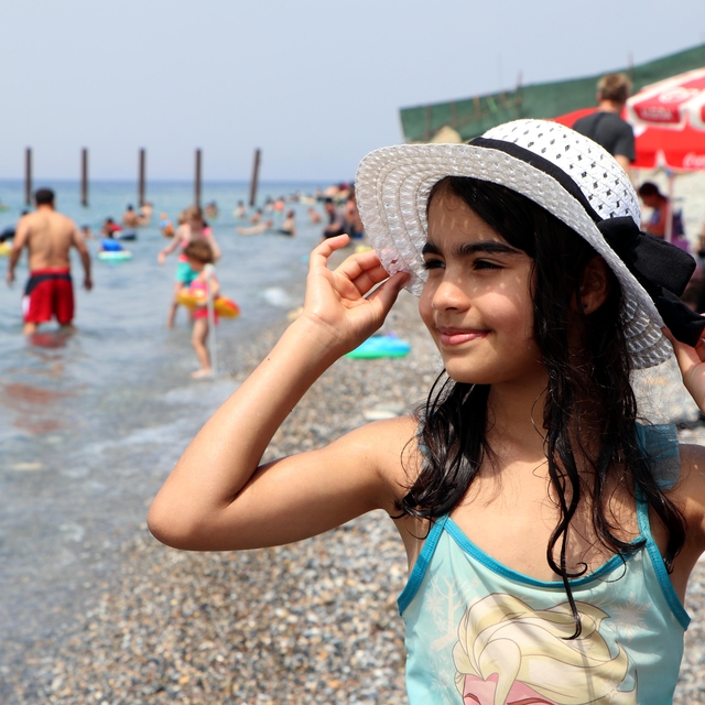 Van Gölü, Güneydoğu'da serinlik arayanların uğrak noktası oldu