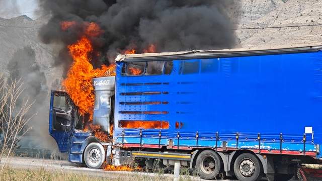Erzurum'da tırda çıkan yangın söndürüldü