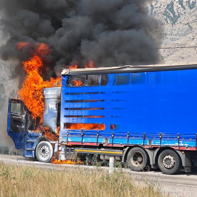 Erzurum'da tırda çıkan yangın söndürüldü