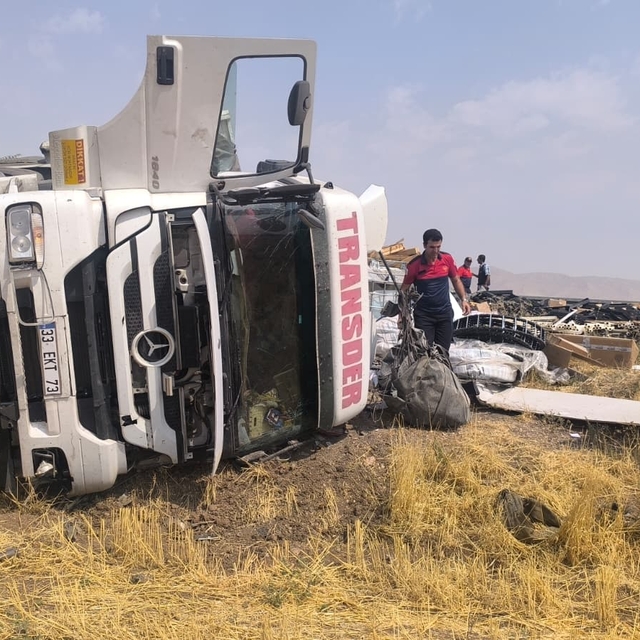 Mardin'de devrilen tırın sürücüsü yaralandı