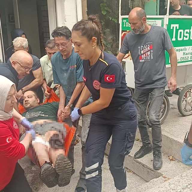 Husumetlisini, iş yerinde silahla bacaklarından yaraladı