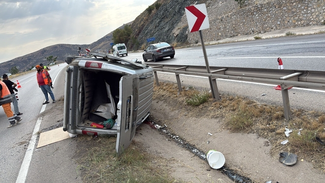 Kırıkkale'de hafif ticari araç devrildi; 1 ölü, 1 yaralı