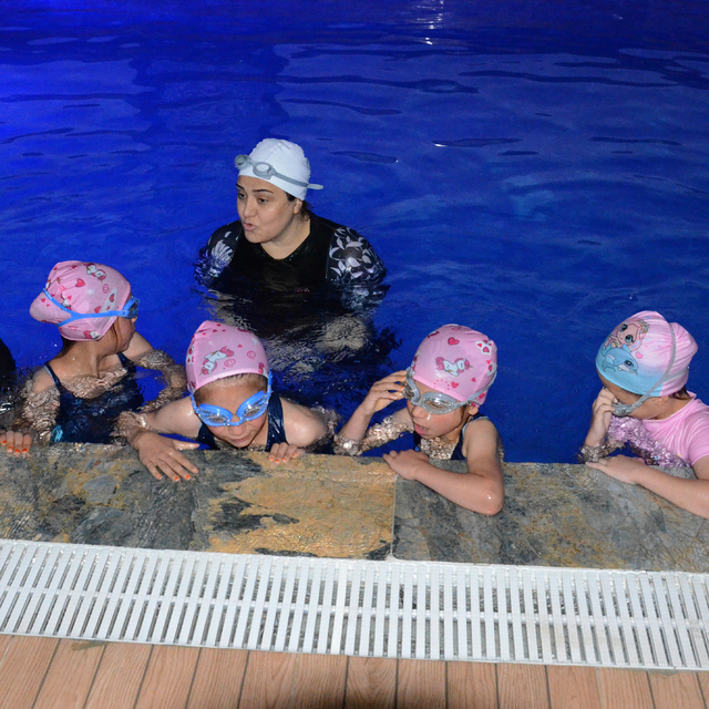 Sarıkamış'ta yüzme bilmeyen 100 öğrenci havuzla buluştu