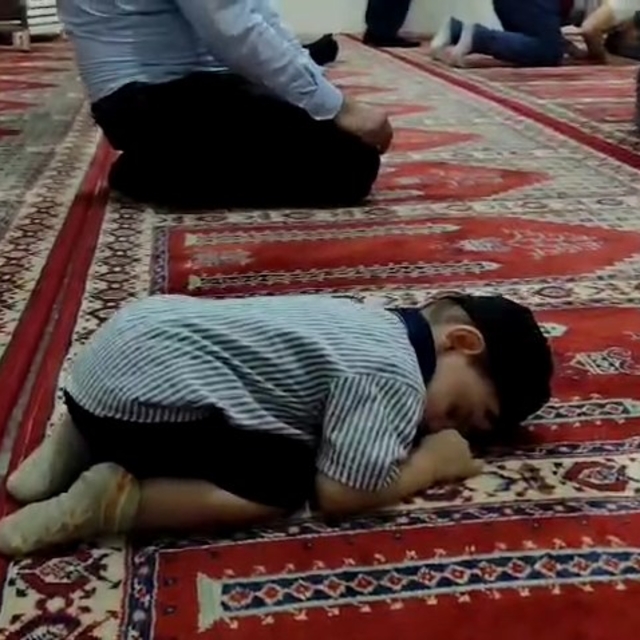 Babasıyla gittiği camide namaz kılarken uyuyakaldı, o anlar kamerada