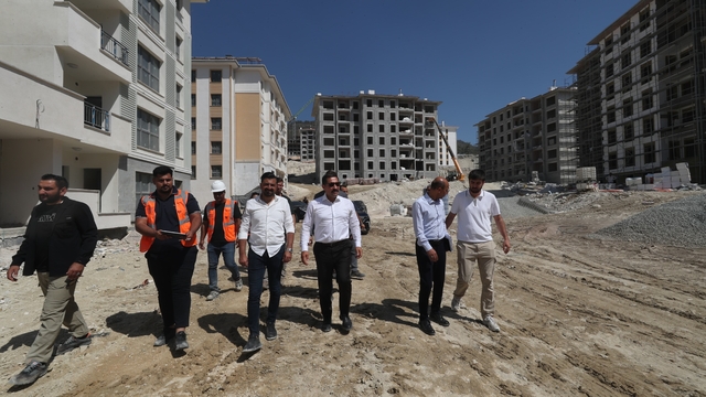 Hatay'da afet konutları ve sosyal donatı alanlarının yapımı sürüyor