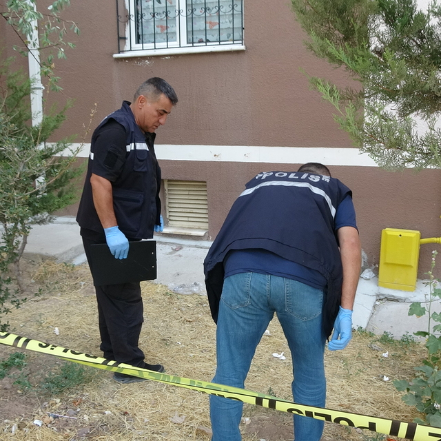 Ekmek getiren annesine bakan Zeynep, 4'üncü kattan düştü