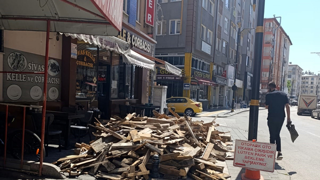 Sivas'ta kaldırım işgal eden esnaflara ceza kesildi