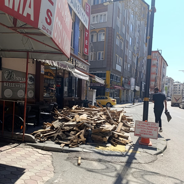 Sivas'ta kaldırım işgal eden esnaflara ceza kesildi