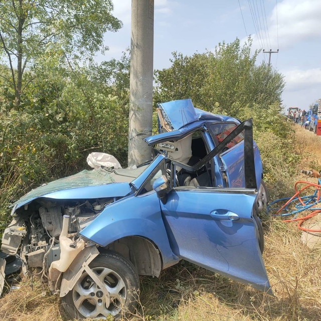 Sakarya'da otomobilin direğe çarptığı kazada 14 yaşındaki sürücü ve kardeşi...