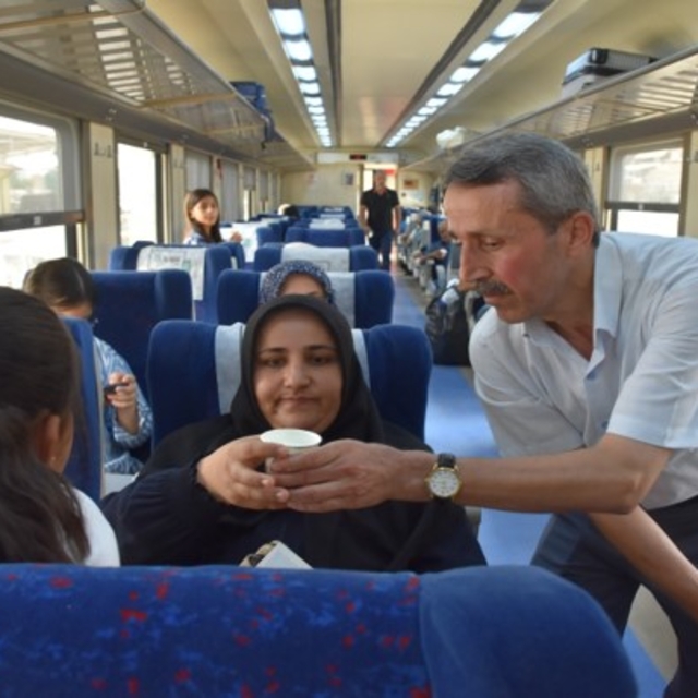 Batman'da tren yolcularına sıcak havada soğuk ayran ikramı yapıldı