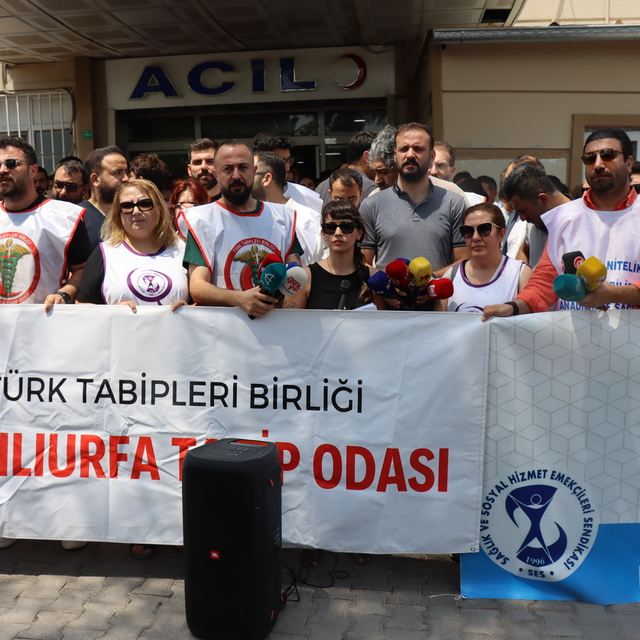 Şanlıurfa'da sağlık çalışanları başhekim yardımcısı ile güvenlik görevlisin...