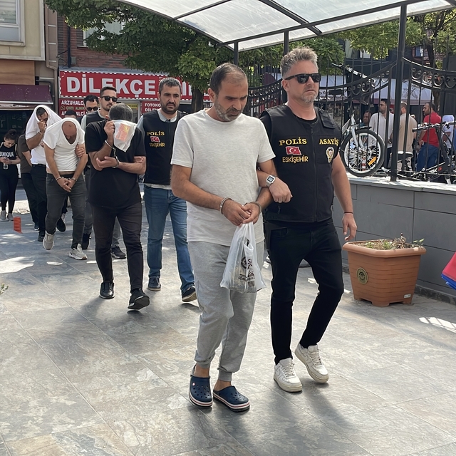 Eskişehir'de dublör kullanarak arsa satışı yaptıkları iddia edilen 7 şüphel...