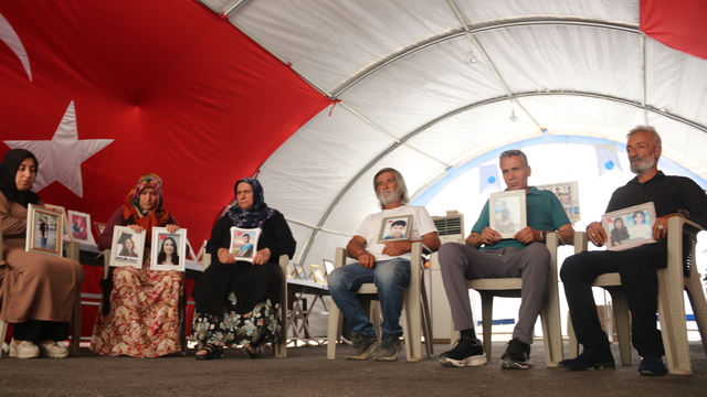 Diyarbakır anneleri kavurucu sıcakta da evlat nöbetinde