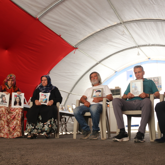 Diyarbakır anneleri kavurucu sıcakta da evlat nöbetinde