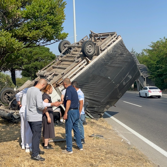 Eskişehir'de kamyonet ile servis otobüsü çarpıştı, 2 yaralı