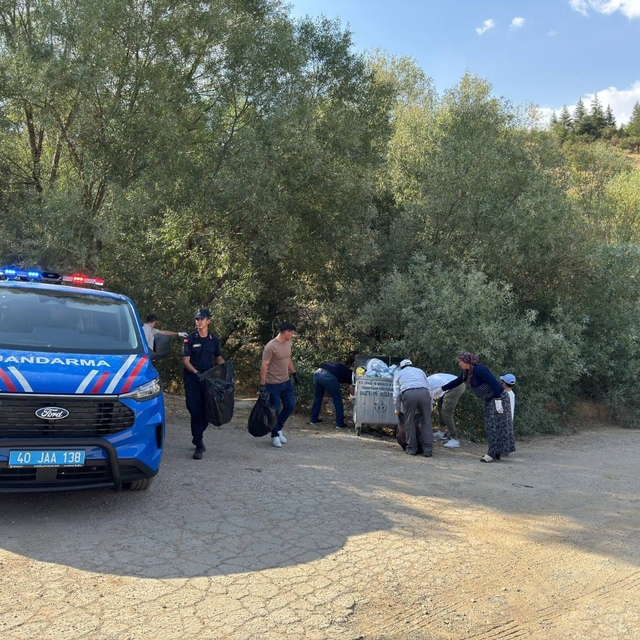 Kırşehir'de yangın riskine karşı doğadan 150 kilogram cam, plastik ve katı...