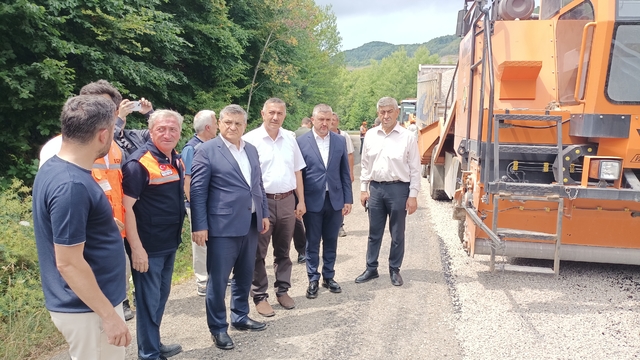 Erfelek Tatlıca Şelaleleri Tabiat Parkı güzergahında asfaltlama yapılıyor