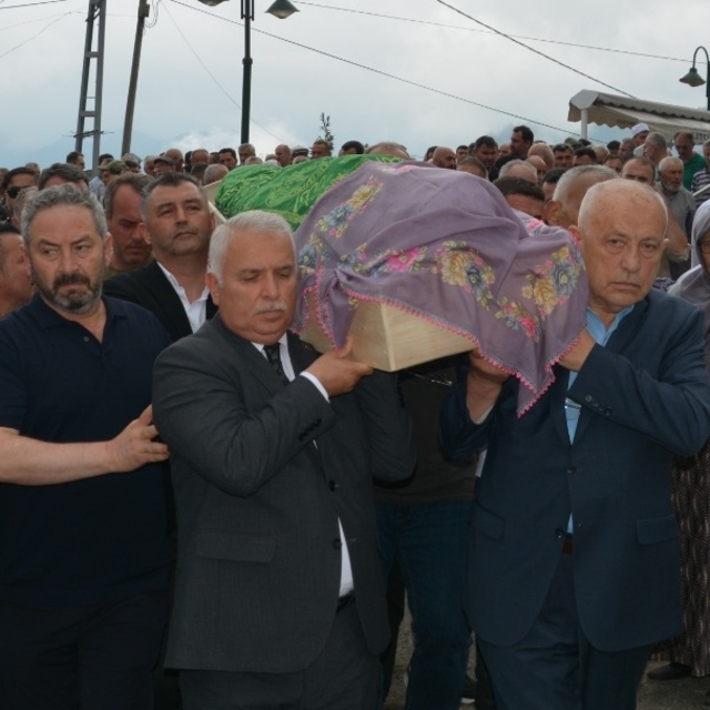 Mülkiye Müfettişi Savaş Konak'ın annesi son yolculuğuna uğurlandı