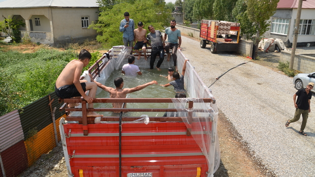 Traktör römorkunu çocuklar için havuza çevirdi