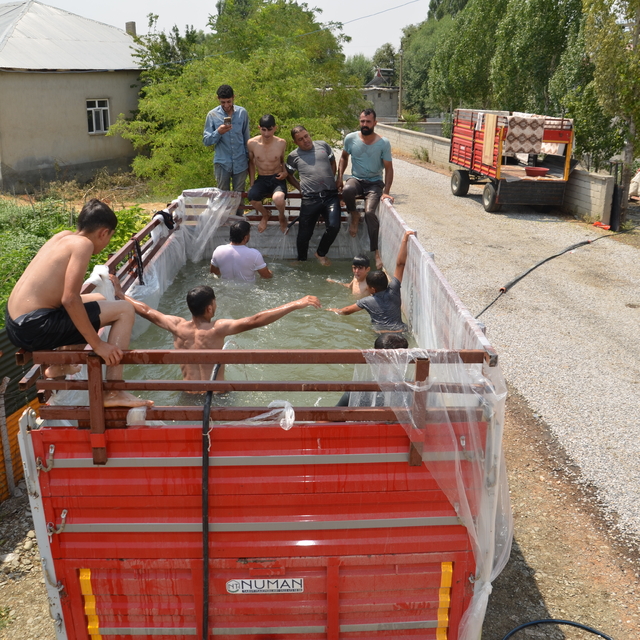 Traktör römorkunu çocuklar için havuza çevirdi