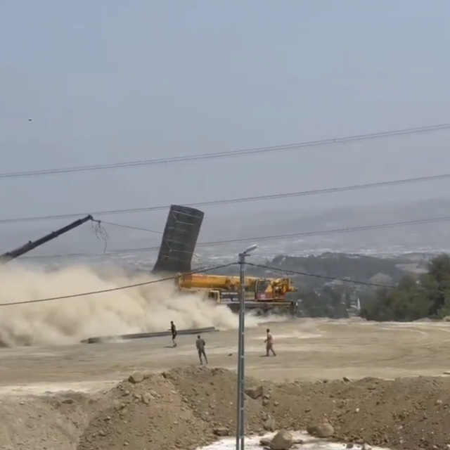 Freni patlayan vinç uçuruma yuvarlandı; 2 ağır yaralı