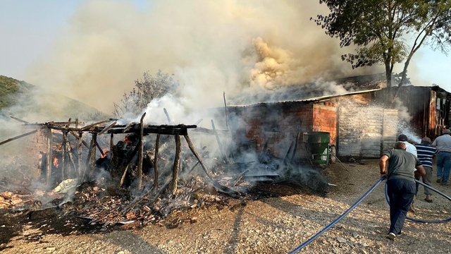 Depodaki 400 bin lira değerindeki saman ve yem balyası yandı