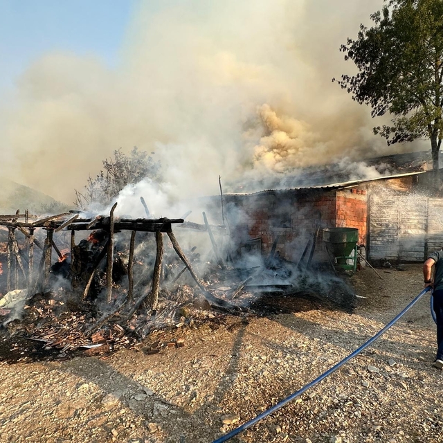 Depodaki 400 bin lira değerindeki saman ve yem balyası yandı