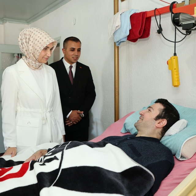 Valisi Yiğitbaşı, 16 yıldır yatağa bağımlı yaşayan Zafer Altınışık'ı ziyare...