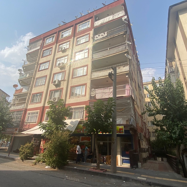 Diyarbakır'da sallandığı ihbarıyla tahliye edilen binada hasar olmadığı tes...