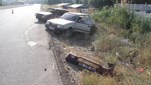 Beyşehir'de otomobilin park halindeki araca çarpması sonucu 2 kişi yaralandı