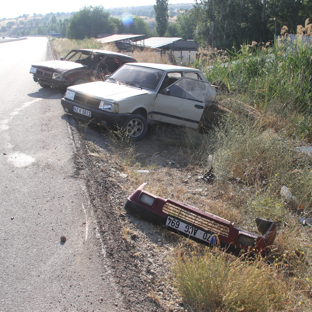 Beyşehir'de otomobilin park halindeki araca çarpması sonucu 2 kişi yaraland...