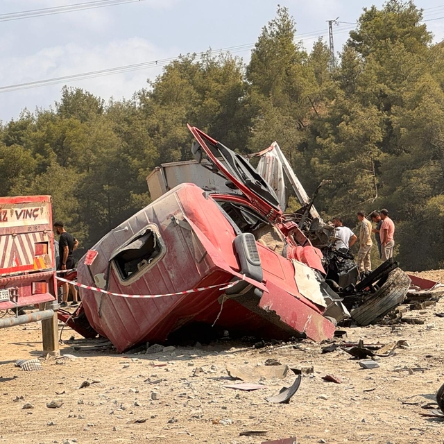 Hatay'da freni arızalanan vincin çarptığı park halindeki tırın sürücüsü öld...