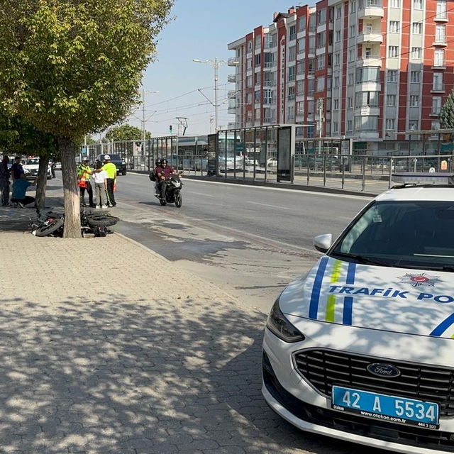 Motosiklet, bisiklete ve ağaca çarptı: 2 ölü