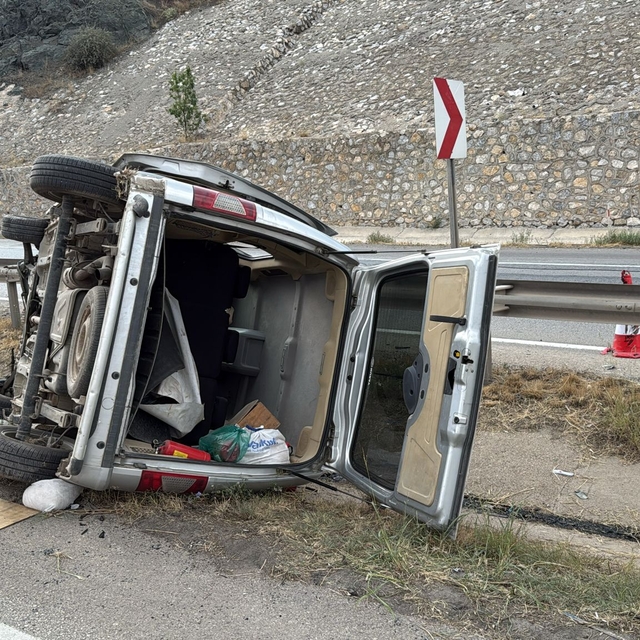 Kırıkkale'de devrilen hafif ticari araçtaki 1 kişi öldü, 1 kişi yaralandı