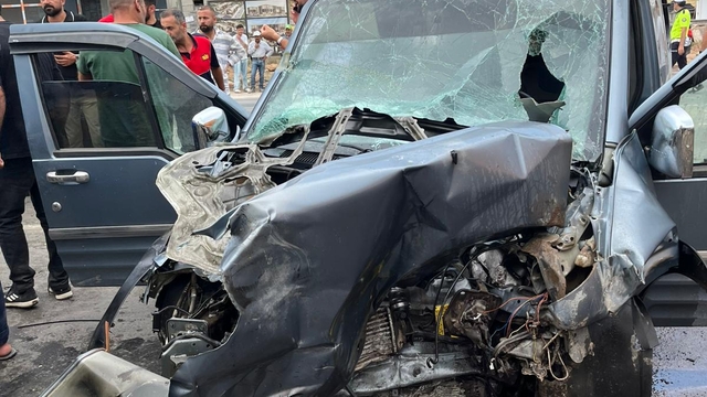 Tatvan'da kamyonetle çarpışan hafif ticari araçtaki 2 kişi yaralandı