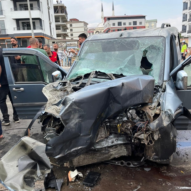 Tatvan'da kamyonetle çarpışan hafif ticari araçtaki 2 kişi yaralandı