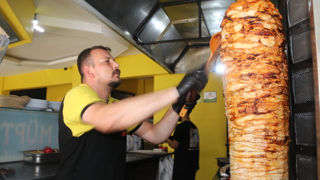 Taşova'da döner ustaları sıcak havaya rağmen işlerine devam ediyor