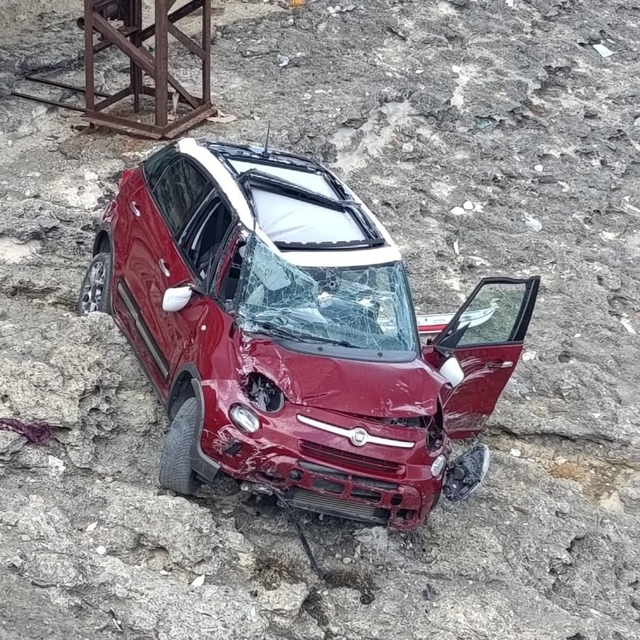 El freni çekilmeyen otomobil, kayalardan uçtu