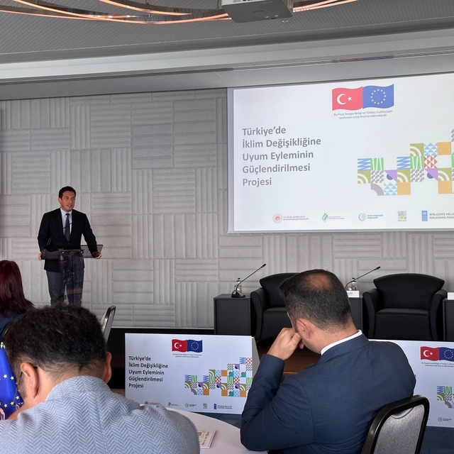 Antalya'da "İklim Değişikliği ve Ulaşım, İletişim Sektörü" konferansı yapıl...