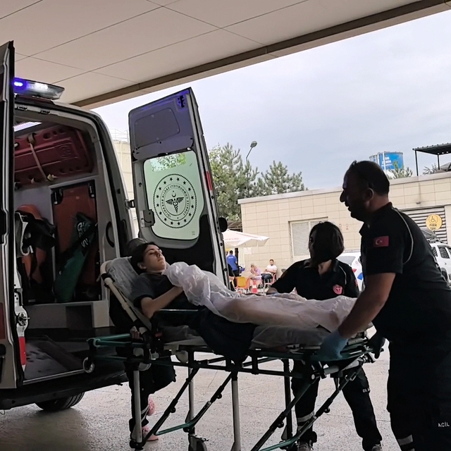 Bacaklarına kaynar su dökülen market çalışanı yaralandı